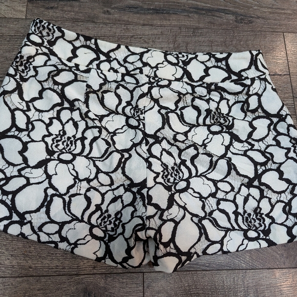 Express Size 2 Shorts Black Floral Embroidered Flowers Ivory Hot Dress - Picture 2 of 6